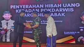 Bupati Sumenep Achmad Fauzi Wongsojudo menyerahkan penghargaan kepada Dandim 0827 Sumenep sebagai bentuk apresiasi atas peran aktif TNI dalam menjaga stabilitas keamanan dan ketertiban wilayah. Penghargaan tersebut diserahkan pada rangkaian Syukuran Akhir Tahun 2025 dan Apresiasi Sponsorship di Pendopo Agung Keraton Sumenep,