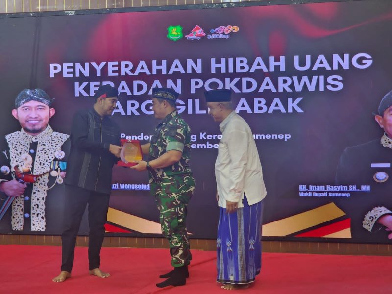 Bupati Sumenep Achmad Fauzi Wongsojudo menyerahkan penghargaan kepada Dandim 0827 Sumenep sebagai bentuk apresiasi atas peran aktif TNI dalam menjaga stabilitas keamanan dan ketertiban wilayah. Penghargaan tersebut diserahkan pada rangkaian Syukuran Akhir Tahun 2025 dan Apresiasi Sponsorship di Pendopo Agung Keraton Sumenep,