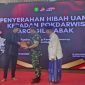 Bupati Sumenep Achmad Fauzi Wongsojudo menyerahkan penghargaan kepada Dandim 0827 Sumenep sebagai bentuk apresiasi atas peran aktif TNI dalam menjaga stabilitas keamanan dan ketertiban wilayah. Penghargaan tersebut diserahkan pada rangkaian Syukuran Akhir Tahun 2025 dan Apresiasi Sponsorship di Pendopo Agung Keraton Sumenep,