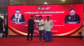 Bupati Sumenep Achmad Fauzi Wongsojudo menyerahkan penghargaan kepada perwakilan DRT Group atas kontribusi dan dukungannya sebagai sponsor dalam menyukseskan berbagai agenda Sumenep Calendar of Event 2025. Apresiasi tersebut diberikan pada rangkaian Syukuran Akhir Tahun 2025 dan Apresiasi Sponsorship di Pendopo Agung Keraton Sumenep