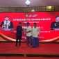 Bupati Sumenep Achmad Fauzi Wongsojudo menyerahkan penghargaan kepada perwakilan DRT Group atas kontribusi dan dukungannya sebagai sponsor dalam menyukseskan berbagai agenda Sumenep Calendar of Event 2025. Apresiasi tersebut diberikan pada rangkaian Syukuran Akhir Tahun 2025 dan Apresiasi Sponsorship di Pendopo Agung Keraton Sumenep