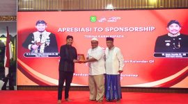 Bupati Sumenep, Dr. H. Achmad Fauzi Wongsojudo, SH., MH., menyerahkan penghargaan kepada perwakilan SKK Migas – Medco Energy dalam acara Apresiasi Sponsorship dan Tasyakuran Akhir Tahun 2025 di Pendopo Agung Keraton Sumenep, Rabu (24/12/2025).