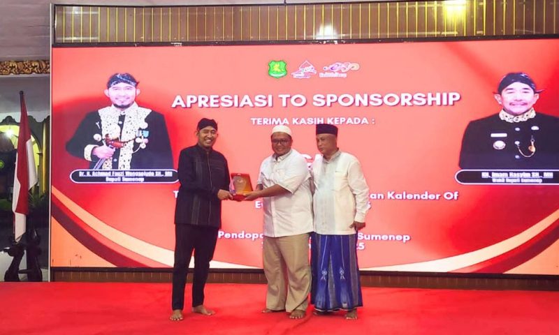 Bupati Sumenep, Dr. H. Achmad Fauzi Wongsojudo, SH., MH., menyerahkan penghargaan kepada perwakilan SKK Migas – Medco Energy dalam acara Apresiasi Sponsorship dan Tasyakuran Akhir Tahun 2025 di Pendopo Agung Keraton Sumenep, Rabu (24/12/2025).