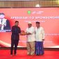 Bupati Sumenep, Dr. H. Achmad Fauzi Wongsojudo, SH., MH., menyerahkan penghargaan kepada perwakilan SKK Migas – Medco Energy dalam acara Apresiasi Sponsorship dan Tasyakuran Akhir Tahun 2025 di Pendopo Agung Keraton Sumenep, Rabu (24/12/2025).