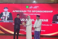 Bupati Sumenep, Dr. H. Achmad Fauzi Wongsojudo, SH., MH., menyerahkan penghargaan kepada Dirut RSUD Sumenep, dr. Erliyati, M.Kes., dalam rangka Apresiasi Sponsorship dan Syukuran Akhir Tahun 2025 di Pendopo Agung Keraton Sumenep, Rabu (24/12/2025).