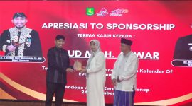 Bupati Sumenep, Dr. H. Achmad Fauzi Wongsojudo, SH., MH., menyerahkan penghargaan kepada Dirut RSUD Sumenep, dr. Erliyati, M.Kes., dalam rangka Apresiasi Sponsorship dan Syukuran Akhir Tahun 2025 di Pendopo Agung Keraton Sumenep, Rabu (24/12/2025).
