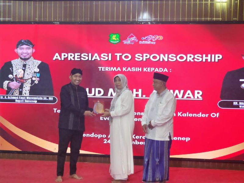 Bupati Sumenep, Dr. H. Achmad Fauzi Wongsojudo, SH., MH., menyerahkan penghargaan kepada Dirut RSUD Sumenep, dr. Erliyati, M.Kes., dalam rangka Apresiasi Sponsorship dan Syukuran Akhir Tahun 2025 di Pendopo Agung Keraton Sumenep, Rabu (24/12/2025).