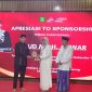 Bupati Sumenep, Dr. H. Achmad Fauzi Wongsojudo, SH., MH., menyerahkan penghargaan kepada Dirut RSUD Sumenep, dr. Erliyati, M.Kes., dalam rangka Apresiasi Sponsorship dan Syukuran Akhir Tahun 2025 di Pendopo Agung Keraton Sumenep, Rabu (24/12/2025).