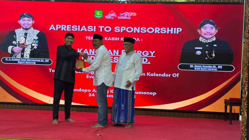 Bupati Sumenep memberikan penghargaan kepada HCML sebagai bentuk apresiasi atas dukungan perusahaan dalam berbagai program pembangunan daerah