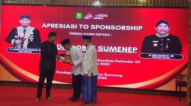 Direktur Utama BPRS Bhakti Sumekar, H. Hairil Fajar, menerima penghargaan dari Pemkab Sumenep dalam Apresiasi Sponsorship 2025 yang digelar di Pendopo Agung Keraton Sumenep, Rabu (24/12/2025), sebagai bentuk apresiasi atas kontribusi konsisten lembaga dalam mendukung pembangunan daerah.