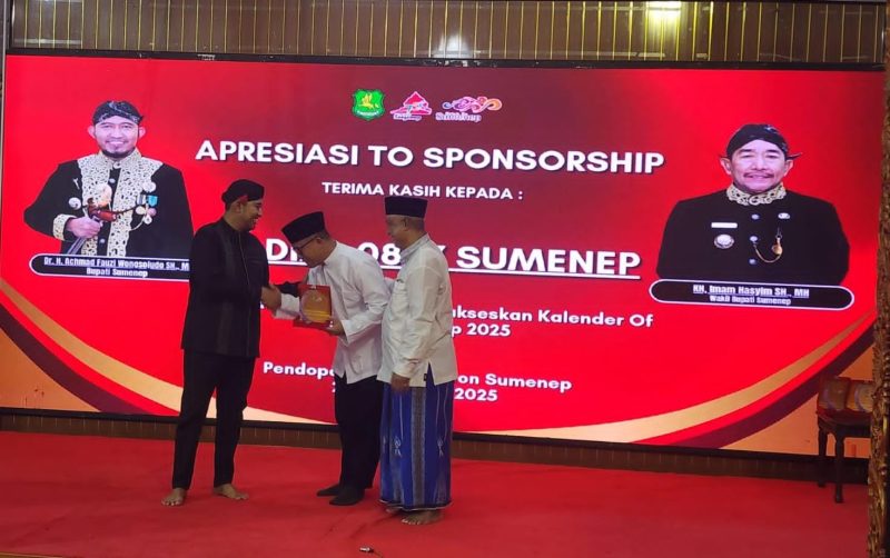 Direktur Utama BPRS Bhakti Sumekar, H. Hairil Fajar, menerima penghargaan dari Pemkab Sumenep dalam Apresiasi Sponsorship 2025 yang digelar di Pendopo Agung Keraton Sumenep, Rabu (24/12/2025), sebagai bentuk apresiasi atas kontribusi konsisten lembaga dalam mendukung pembangunan daerah.