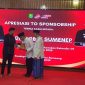 Direktur Utama BPRS Bhakti Sumekar, H. Hairil Fajar, menerima penghargaan dari Pemkab Sumenep dalam Apresiasi Sponsorship 2025 yang digelar di Pendopo Agung Keraton Sumenep, Rabu (24/12/2025), sebagai bentuk apresiasi atas kontribusi konsisten lembaga dalam mendukung pembangunan daerah.