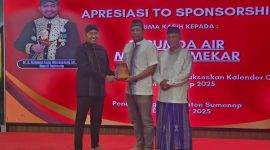 Bupati Sumenep, Dr. H. Achmad Fauzi Wongsojudo, menyerahkan penghargaan kepada Direktur PDAM Sumenep, Febmi Noerdiansyah, atas kontribusi aktif perusahaan dalam menyukseskan Sumenep Calendar of Event 2025, di Pendopo Agung Keraton Sumenep, Rabu (24/12/2025), Malam .