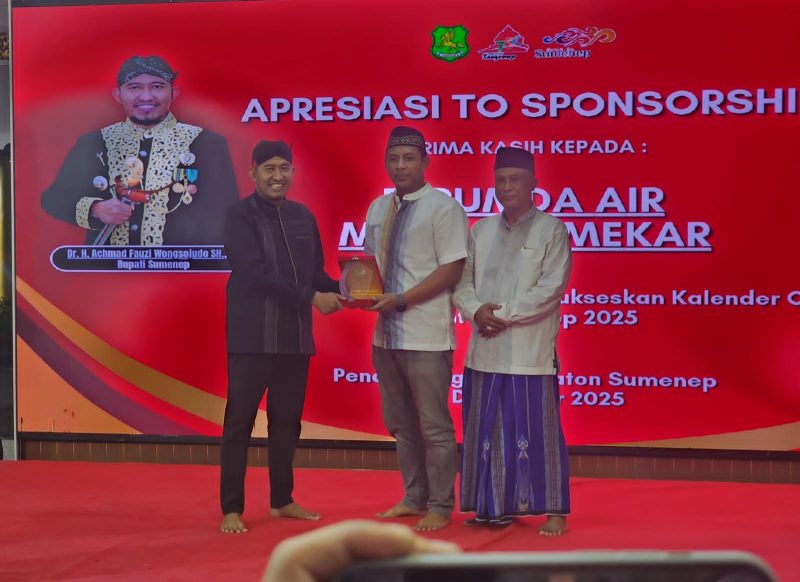 Bupati Sumenep, Dr. H. Achmad Fauzi Wongsojudo, menyerahkan penghargaan kepada Direktur PDAM Sumenep, Febmi Noerdiansyah, atas kontribusi aktif perusahaan dalam menyukseskan Sumenep Calendar of Event 2025, di Pendopo Agung Keraton Sumenep, Rabu (24/12/2025), Malam .