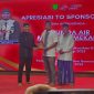 Bupati Sumenep, Dr. H. Achmad Fauzi Wongsojudo, menyerahkan penghargaan kepada Direktur PDAM Sumenep, Febmi Noerdiansyah, atas kontribusi aktif perusahaan dalam menyukseskan Sumenep Calendar of Event 2025, di Pendopo Agung Keraton Sumenep, Rabu (24/12/2025), Malam .