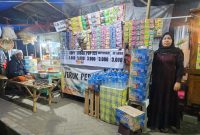 Maratul Fadillah, pedagang minuman di Jalan dr. Cipto, Sumenep, tetap berjualan dengan peralatan seadanya sambil menunggu realisasi bantuan gerobak UMKM dari BAZNAS Sumenep.