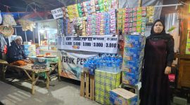 Maratul Fadillah, pedagang minuman di Jalan dr. Cipto, Sumenep, tetap berjualan dengan peralatan seadanya sambil menunggu realisasi bantuan gerobak UMKM dari BAZNAS Sumenep.