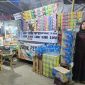 Maratul Fadillah, pedagang minuman di Jalan dr. Cipto, Sumenep, tetap berjualan dengan peralatan seadanya sambil menunggu realisasi bantuan gerobak UMKM dari BAZNAS Sumenep.
