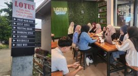 Keterangan Foto: Puluhan mahasiswa Universitas Wiraraja (UNija) Sumenep tengah menggelar rapat terbuka di Resto Lotus, Jl. KH. Mansyur No.168, Pabian Sumenep, Sabtu (27/12/2025). Mereka memilih Lotus karena tempatnya nyaman, rekomended.
