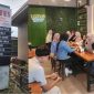 Keterangan Foto: Puluhan mahasiswa Universitas Wiraraja (UNija) Sumenep tengah menggelar rapat terbuka di Resto Lotus, Jl. KH. Mansyur No.168, Pabian Sumenep, Sabtu (27/12/2025). Mereka memilih Lotus karena tempatnya nyaman, rekomended.