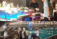 Suasana romantis malam Minggu di area kolam renang Myze Hotel Sumenep saat pengunjung menikmati sajian makan dan minum sepuasnya diiringi live musik.