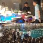Suasana romantis malam Minggu di area kolam renang Myze Hotel Sumenep saat pengunjung menikmati sajian makan dan minum sepuasnya diiringi live musik.