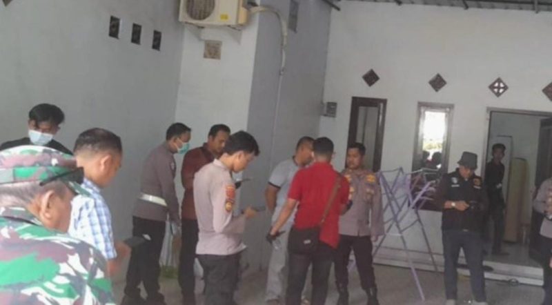 Penemuan sekeluarga tewas di rumah mereka mengingatkan kita akan pentingnya kewaspadaan dan perhatian terhadap lingkungan sekitar. Penyelidikan polisi sangat dinanti agar misteri kematian ini terungkap dan masyarakat tetap merasa aman
