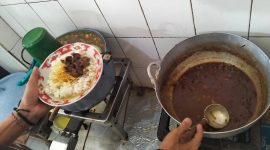 Ubai Bani menunjukkan aktivitas dapur Warung Nasi Pak Ending di Jalan Raya Gapura, Desa Bangkal, Sumenep. Warung legendaris penyaji nasi gule sapi ini telah bertahan sejak era penjajahan Belanda dan kini dikelola oleh generasi kedua.