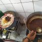 Ubai Bani menunjukkan aktivitas dapur Warung Nasi Pak Ending di Jalan Raya Gapura, Desa Bangkal, Sumenep. Warung legendaris penyaji nasi gule sapi ini telah bertahan sejak era penjajahan Belanda dan kini dikelola oleh generasi kedua.