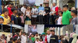 Keterangan Foto:
Relawan PT Bawang Mas Group Pamekasan turun langsung ke Aceh, menembus genangan air dan lumpur untuk menyalurkan bantuan kepada warga terdampak banjir. Semangat kemanusiaan mereka menjadi cahaya harapan di tengah pilu warga Aceh.