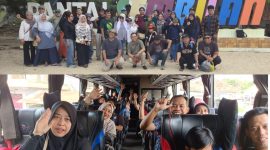 Peserta Reuni 30 Tahun Statistika ITS menikmati keindahan Pantai Sembilan, Sumenep, sambil mengabadikan momen berkesan selama kegiatan reuni dan wisata budaya.