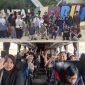 Peserta Reuni 30 Tahun Statistika ITS menikmati keindahan Pantai Sembilan, Sumenep, sambil mengabadikan momen berkesan selama kegiatan reuni dan wisata budaya.