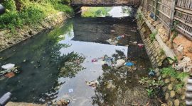 Kondisi Kali Lingkar Timur di belakang warung ikan bakar Talangan tampak dipenuhi sampah plastik dan limbah berpotensi menyumbat aliran air di musim hujan