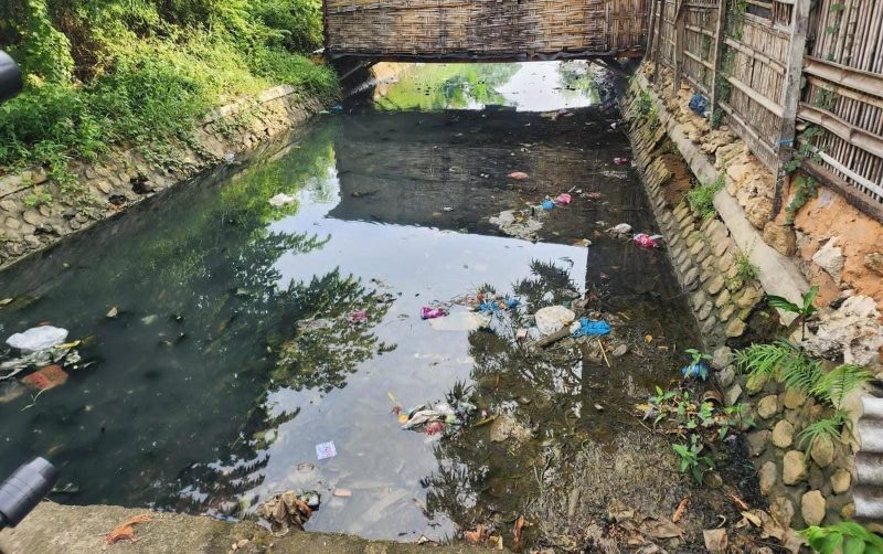 Kondisi Kali Lingkar Timur di belakang warung ikan bakar Talangan tampak dipenuhi sampah plastik dan limbah berpotensi menyumbat aliran air di musim hujan