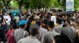 Massa aksi menyuarakan penolakan terhadap dugaan kriminalisasi keluarga korban dalam kasus pelecehan seksual anak saat demonstrasi di Mapolres Sumenep.