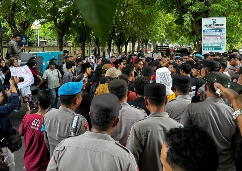 Massa aksi menyuarakan penolakan terhadap dugaan kriminalisasi keluarga korban dalam kasus pelecehan seksual anak saat demonstrasi di Mapolres Sumenep.