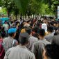 Massa aksi menyuarakan penolakan terhadap dugaan kriminalisasi keluarga korban dalam kasus pelecehan seksual anak saat demonstrasi di Mapolres Sumenep.