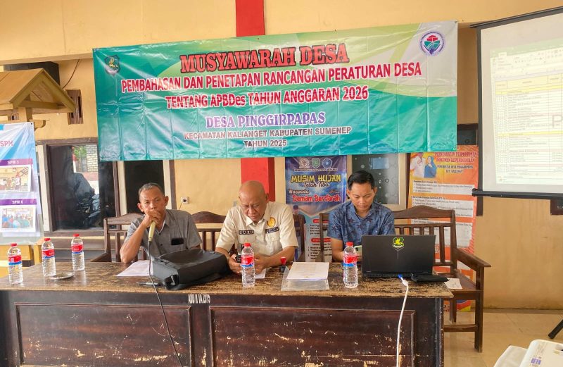 Keterangan Foto:
Kepala Desa Pinggirpapas, H. Ubaid Abdul Hayat, memimpin Musyawarah Desa APBDes 2026 di Balai Desa, Kecamatan Kalianget, Kabupaten Sumenep. Ia menekankan pentingnya transparansi, partisipasi warga, dan akuntabilitas dalam perencanaan anggaran desa.