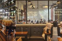 Deretan produk UMKM lokal Sumenep dipajang rapi di Lotus, melengkapi konsep resto dan karaoke keluarga yang mengangkat martabat produk lokal (kiri)