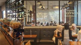 Deretan produk UMKM lokal Sumenep dipajang rapi di Lotus, melengkapi konsep resto dan karaoke keluarga yang mengangkat martabat produk lokal (kiri)