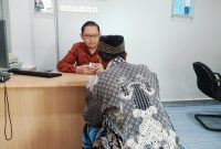 Nasabah dilayani petugas BRI Unit Manding dengan sistem pelayanan cepat dan ramah, menciptakan kenyamanan dalam bertransaksi.