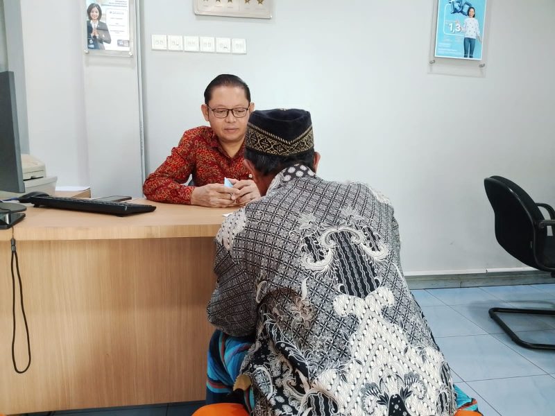 Nasabah dilayani petugas BRI Unit Manding dengan sistem pelayanan cepat dan ramah, menciptakan kenyamanan dalam bertransaksi.