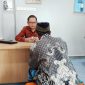 Nasabah dilayani petugas BRI Unit Manding dengan sistem pelayanan cepat dan ramah, menciptakan kenyamanan dalam bertransaksi.