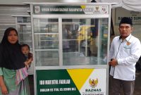Keterangan Foto:
Mar’atul Fadilah, warga Jalan Trunojoyo Gang Buntu, Desa Kolor, Kecamatan Kota, menerima bantuan rombong UMKM dari BAZNAS Sumenep melalui program Sumenep Makmur. Bantuan ini diharapkan dapat mendukung usaha mikro kecil agar lebih tertata dan meningkatkan kesejahteraan keluarga.
