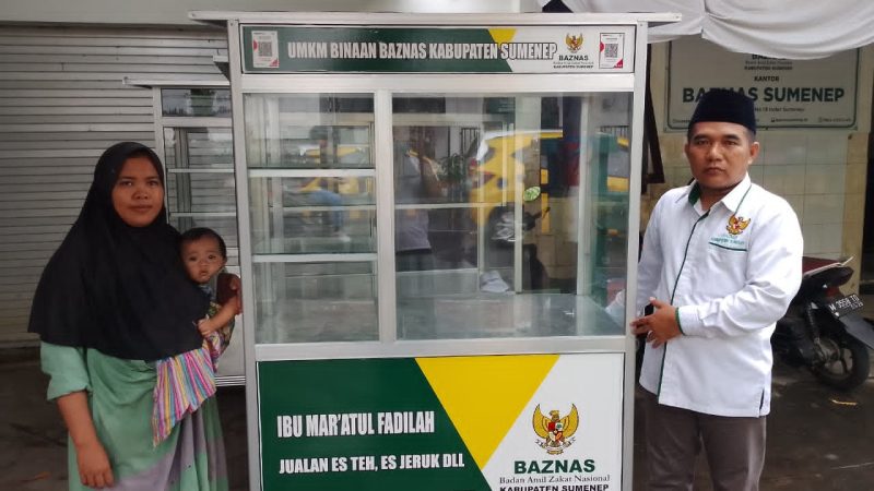 Keterangan Foto:
Mar’atul Fadilah, warga Jalan Trunojoyo Gang Buntu, Desa Kolor, Kecamatan Kota, menerima bantuan rombong UMKM dari BAZNAS Sumenep melalui program Sumenep Makmur. Bantuan ini diharapkan dapat mendukung usaha mikro kecil agar lebih tertata dan meningkatkan kesejahteraan keluarga.