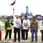 Kapolres Sumenep AKBP Rivanda, S.I.K., hadir langsung menyaksikan Lomba Kerapan Sapi Kapolres Cup 2025 di Lapangan Giling Sumenep, Sabtu (13/12/2025), mendukung pelestarian budaya Madura dan kebersamaan masyarakat.