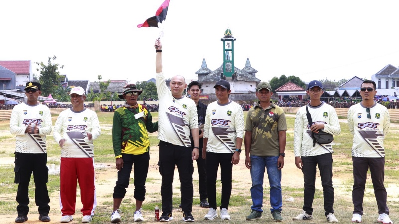 Kapolres Sumenep AKBP Rivanda, S.I.K., hadir langsung menyaksikan Lomba Kerapan Sapi Kapolres Cup 2025 di Lapangan Giling Sumenep, Sabtu (13/12/2025), mendukung pelestarian budaya Madura dan kebersamaan masyarakat.