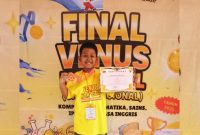 R. Muhammad Yazdan Al Dzaky, siswa kelas IV SDIT Al Hidayah Sumenep, menunjukkan medali emas yang diraihnya pada Kompetisi Nasional Venus ke-3 kategori Sains level B di Universitas Kanjuruhan Malang, 2025.