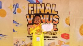 R. Muhammad Yazdan Al Dzaky, siswa kelas IV SDIT Al Hidayah Sumenep, menunjukkan medali emas yang diraihnya pada Kompetisi Nasional Venus ke-3 kategori Sains level B di Universitas Kanjuruhan Malang, 2025.