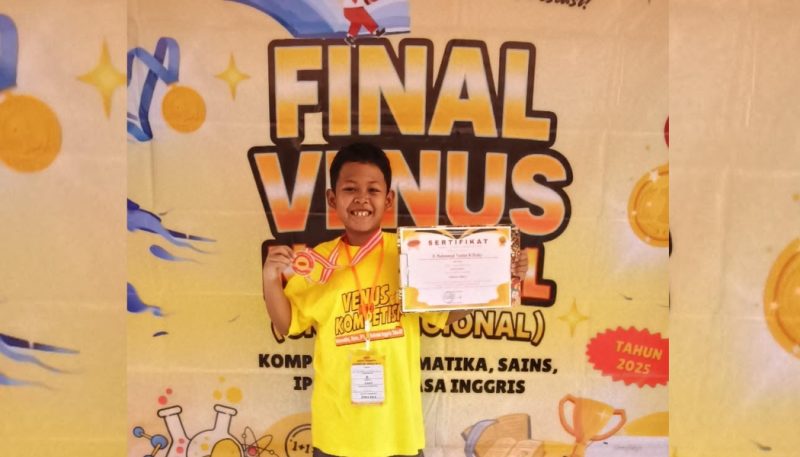 R. Muhammad Yazdan Al Dzaky, siswa kelas IV SDIT Al Hidayah Sumenep, menunjukkan medali emas yang diraihnya pada Kompetisi Nasional Venus ke-3 kategori Sains level B di Universitas Kanjuruhan Malang, 2025.